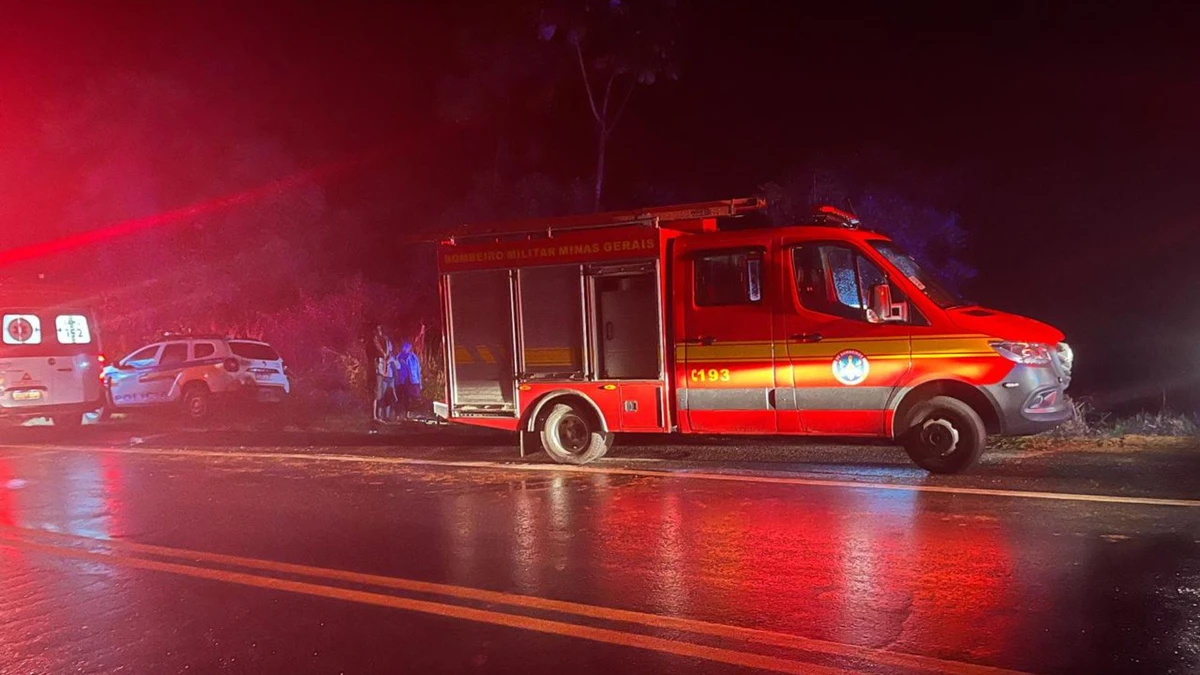 Ônibus que seguia para Vitória se envolve em acidente em Minas Gerais por Divulgação CBMMG