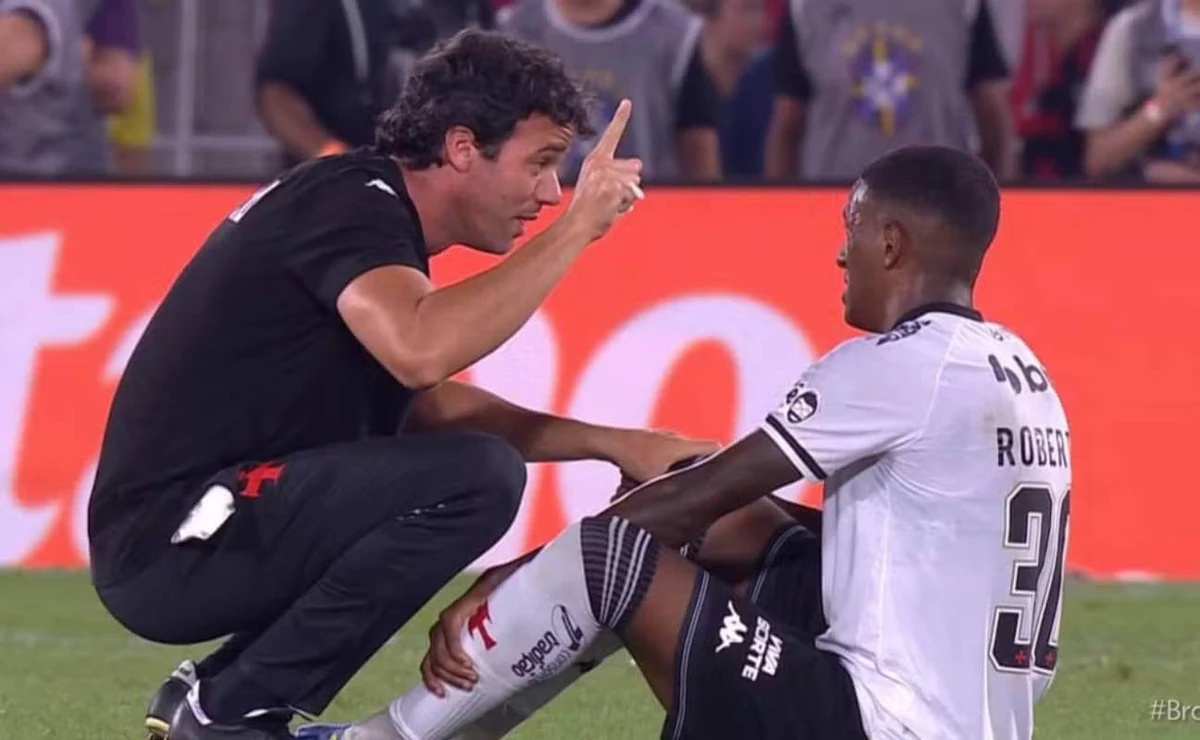 Rodrigo Sasson examinando Robert Renan depois de batida de cabeça