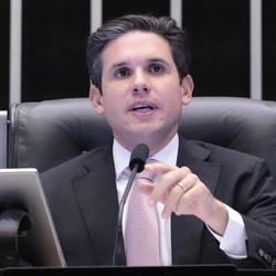O atual presidente da Câmara acrescentou que  ex-assessora de Lira foi fundamental no “aprimoramento dos sistemas de rastreabilidade da proposição, indicação e execução de emendas parlamentares”