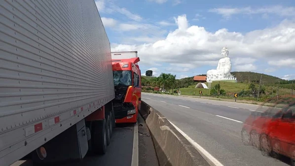 O sentido  Vitória havia sido totalmente interditado após as colisões, próximo à estátua do Buda