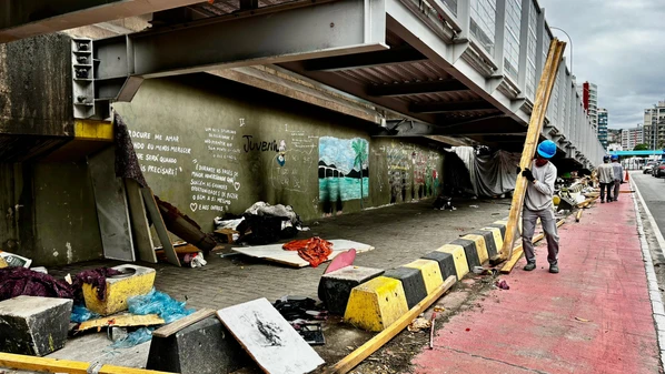 Estruturas foram desmontadas, nesta quarta-feira (24), por equipe do governo do Estado, após abordagem a pessoas em situação de rua que viviam no local