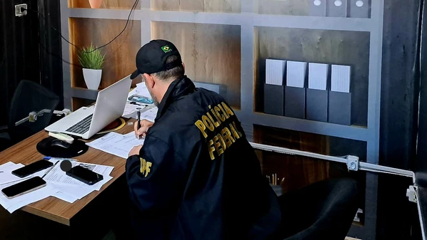 Policiais cumpriram mandado de busca e apreensão contra suspeitos de disseminar conteúdos falsos durante as eleições em São Mateus