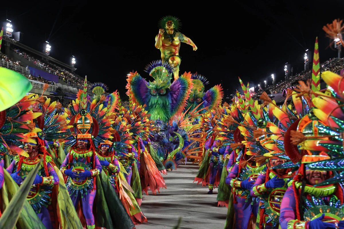 Desfile da escola de samba Unidos do Viradouro durante o Carnaval Rio 2025