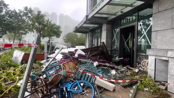 Destruição em Hong Kong após passagem do Tufão Ragasa