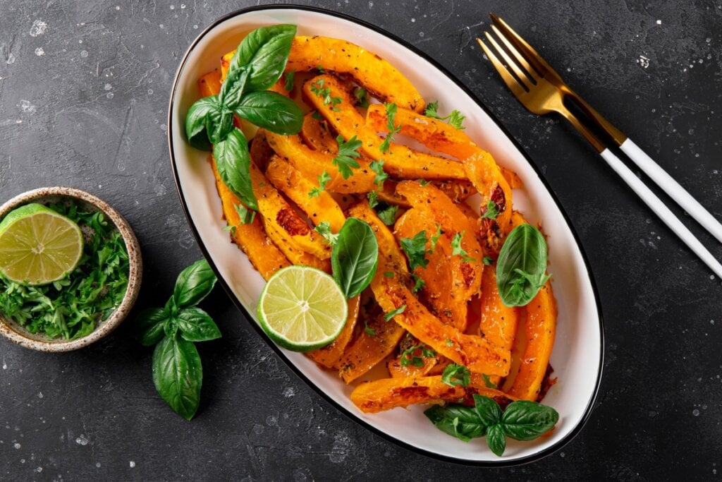 Abóbora-moranga assada com ervas (Imagem: Purrfect_photo | Shutterstock)