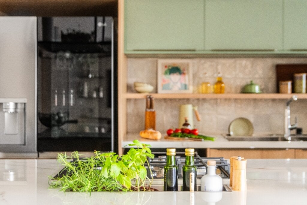 Calhas secas deixam temperos e itens de uso diário sempre acessíveis (Projeto: BMA Studio | Imagem: Guilherme Pucci)