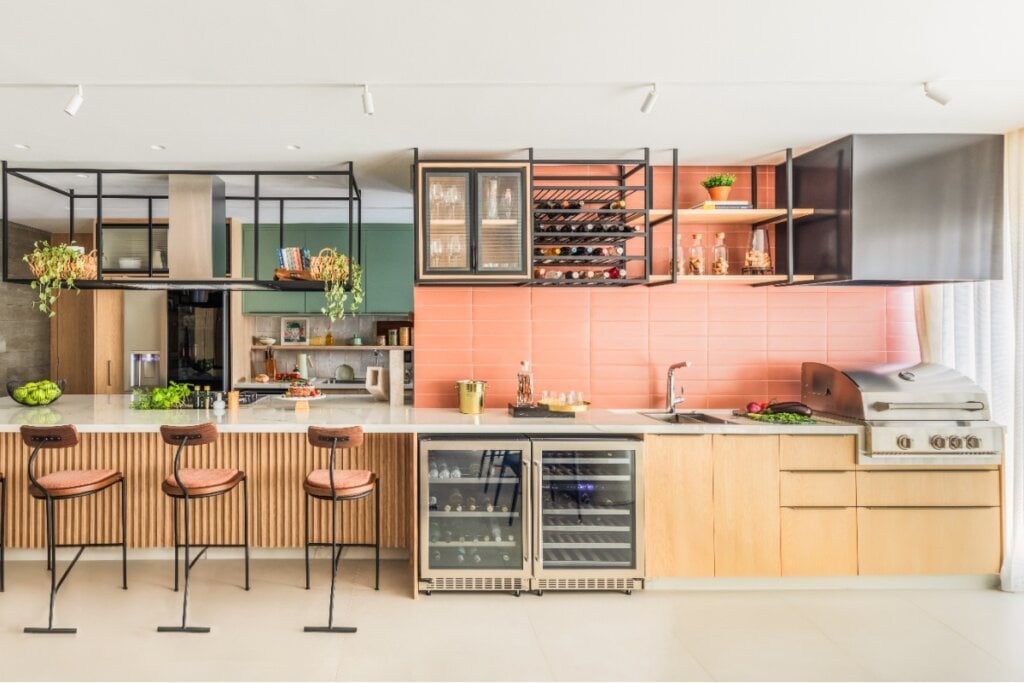 Estruturas em serralheria podem funcionar como prateleiras decorativas que expõem objetos e dão charme (Projeto: BMA Studio | Imagem: Guilherme Pucci)