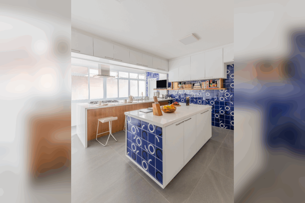 Ilhas e penínsulas unem estética e praticidade, criando apoio extra no preparo e na socialização (Projeto: BMA Studio | Imagem: Guilherme Pucci)