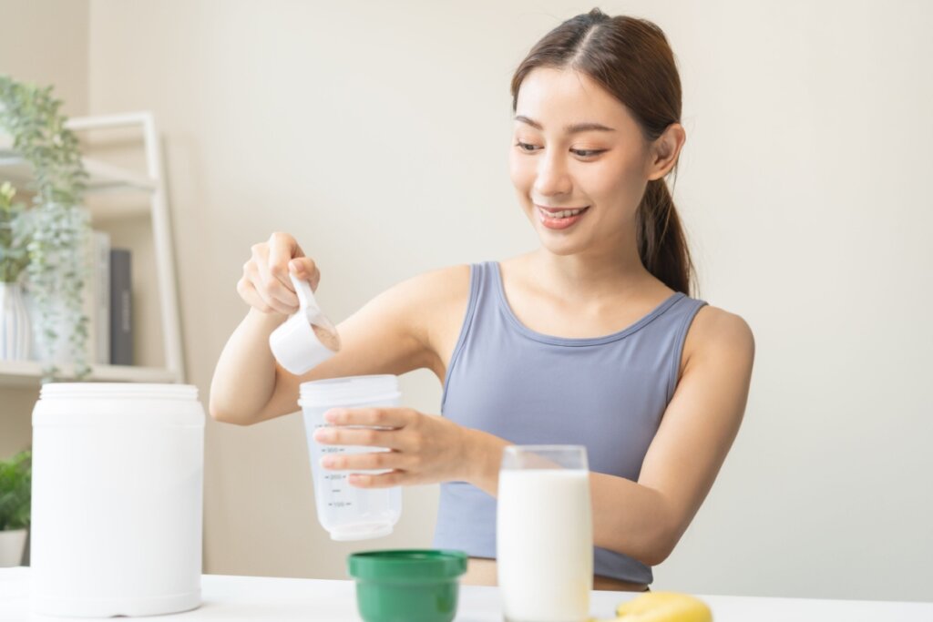 O whey protein ainda é o suplemento mais recomendado para bater a meta diária de proteína (Imagem: Kmpzzz | Shutterstock)