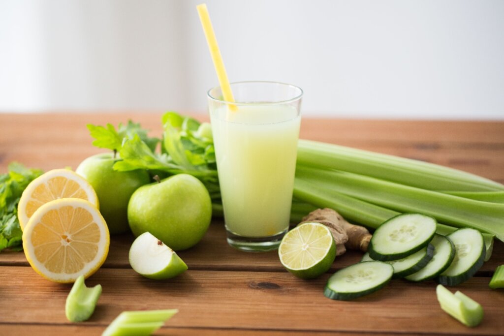 Suco detox de maçã-verde, pepino, aipo, limão e gengibre (Imagem: Ground Picture | Shutterstock)