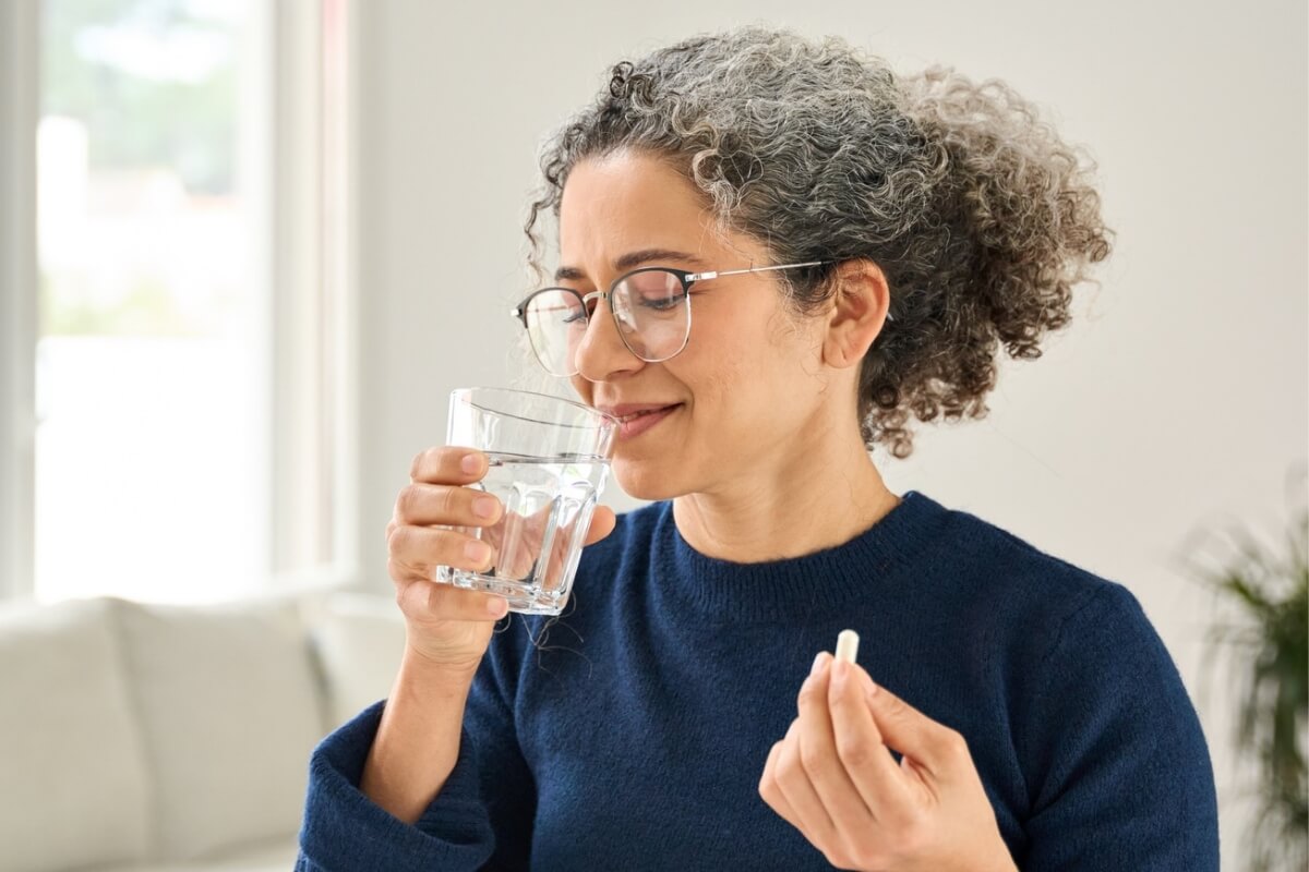 Suplementos evitam deficiências nutricionais após os quarenta anos e mantêm o bem-estar do corpo (Imagem: insta_photos | Shutterstock)