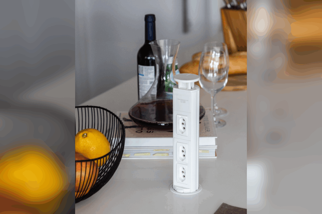 Tomadas embutidas unem funcionalidade e estética, permitindo conectar aparelhos com praticidade (Projeto: BMA Studio | Imagem: Guilherme Pucci)