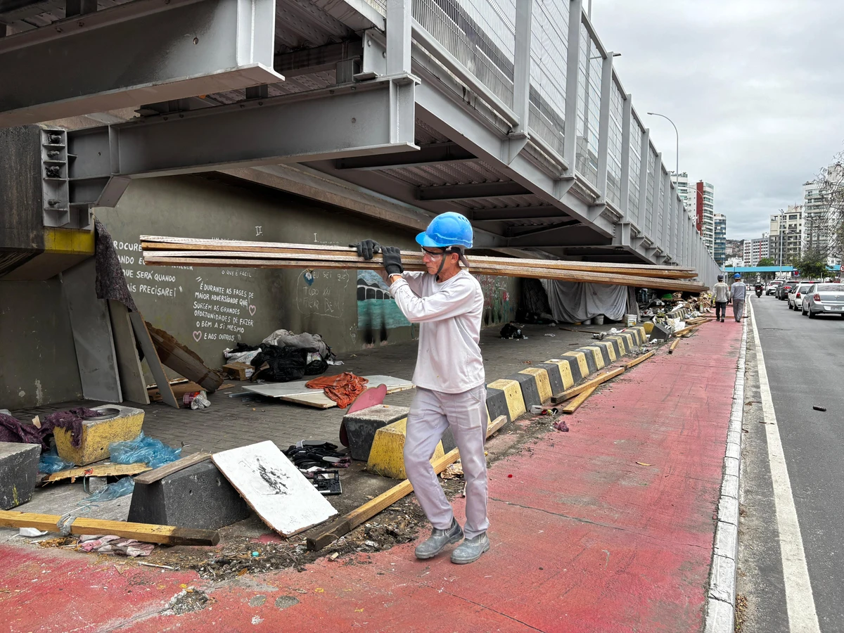 Governo do Estado começa retirada de tapumes embaixo da Terceira Ponte, em Vitória