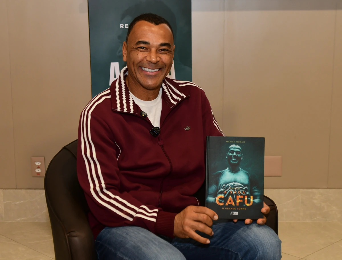 Livro que relata a história do jogador de futebol Cafu
