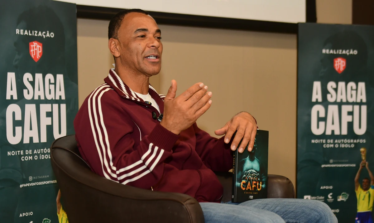 Livro que relata a história do jogador de futebol Cafu