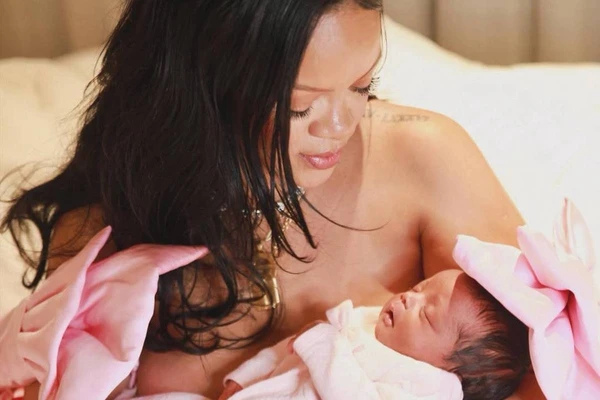 Rihanna posta foto de sua terceira bebê