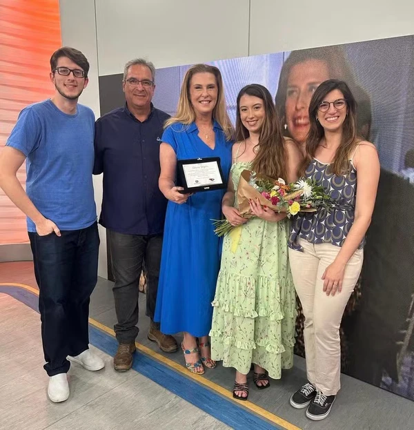 Rogério Marins, ao lado da esposa, Cláudia Gregório, e dos filhos