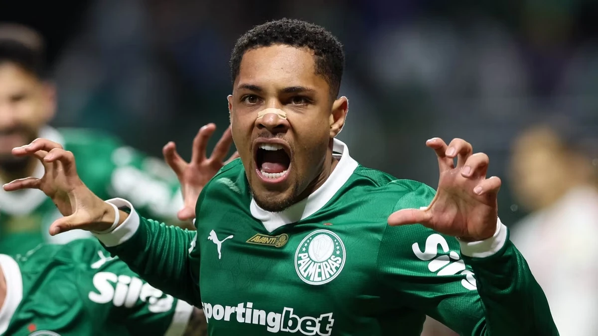 Vitor Roque comemora seu gol na partida contra o River Plate