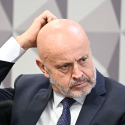 Roberta Moreira Luchsinger foi alvo de busca e apreensão no bairro de Higienópolis, em São Paulo; Defesa de empresária diz que tratava de negócios sobre canabidiol; filho de presidente não é investigado