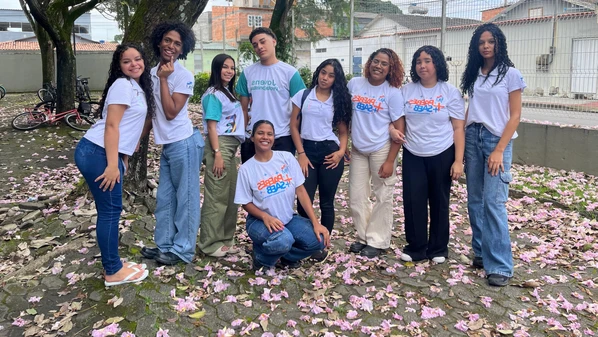 Jovens da Serra transformaram ataques em denúncia social, monstrando que a educação pode ser caminho para uma mudança cultural; apesar da campanha, foram alvo de críticas, o que, para eles, prova a normalização da violência verbal