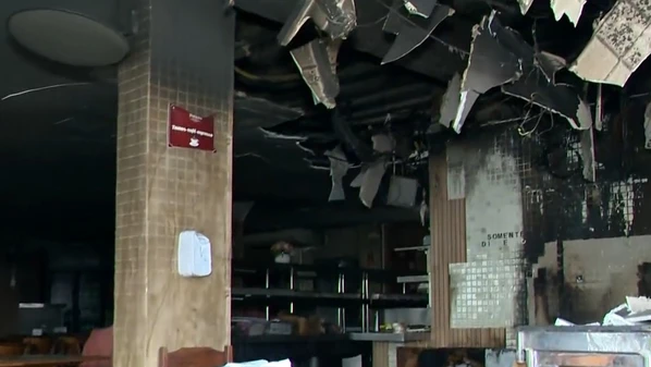 O fogo foi registrado na madrugada desta quinta-feira (25), em Itapuã