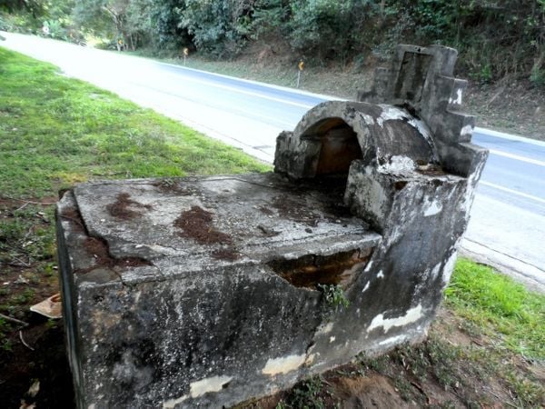 A sepultura às margens da BR 101 é o que restou do antigo Cemitério de Santa Rosa, onde foram enterradas pessoas que morreram da Gripe Espanhola 