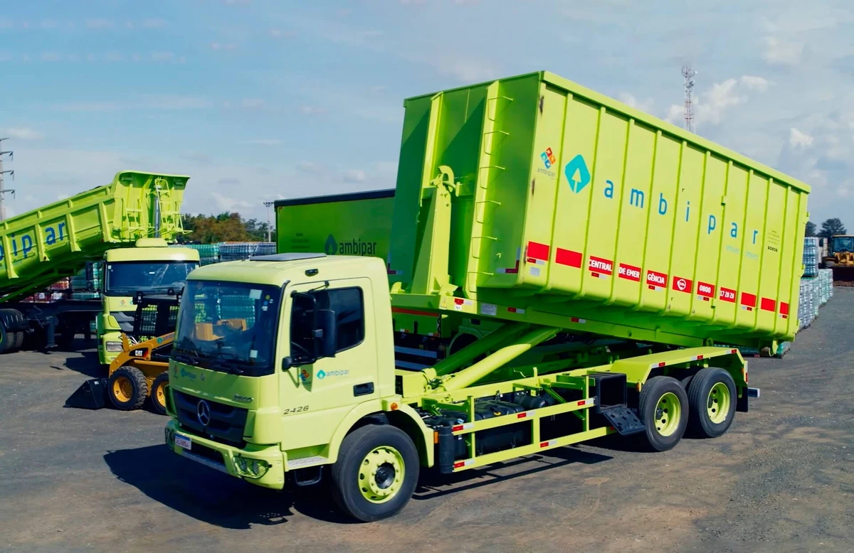 Caminhão de coleta de resíduos da Ambipar em operação