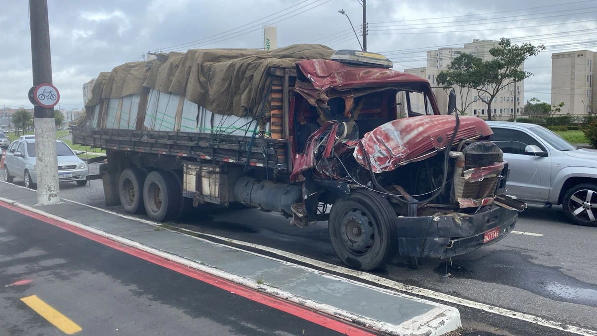 Caminhão que colidiu com ônibus do Transcol ficou com a frente destruída