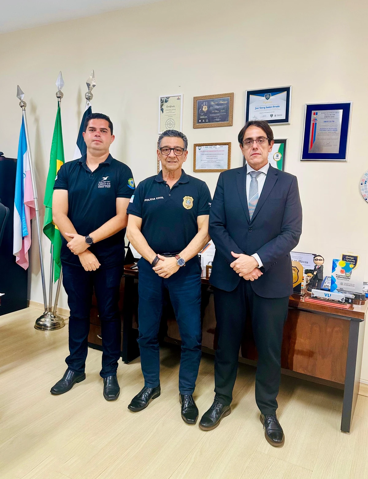 Coordenador de Fiscalização do Creci, Fabio Passos, o delegado-geral da PC, Darci Arruda, e o presidente do Creci-ES, Manoel Dias