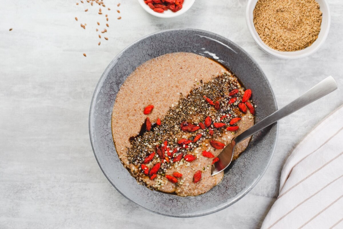 Mingau de farinha de linhaça com goji berry e chia (Imagem: Julie208 | Shutterstock)