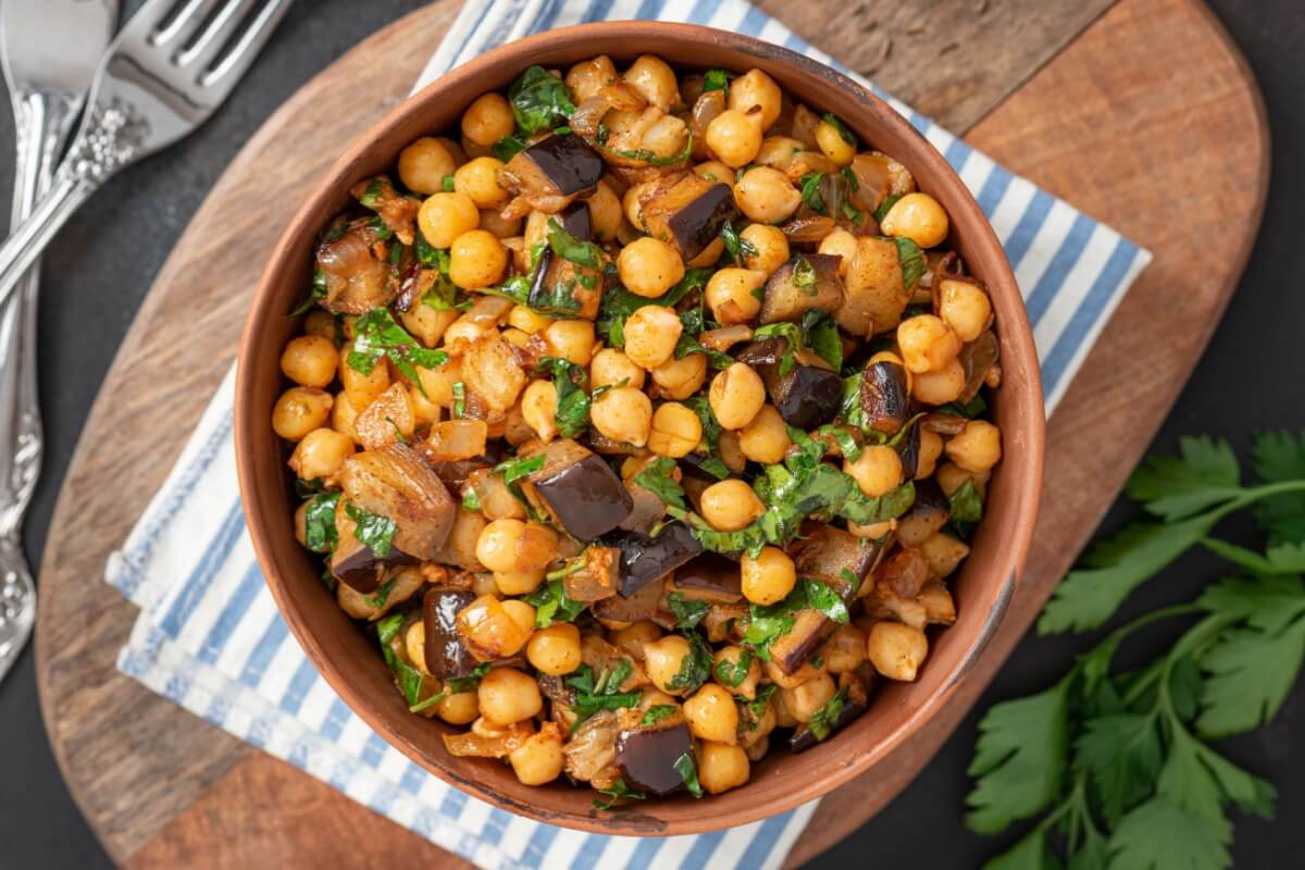 Refogado de grão-de-bico com berinjela (Imagem: Svetlana Monyakova | Shutterstock) 