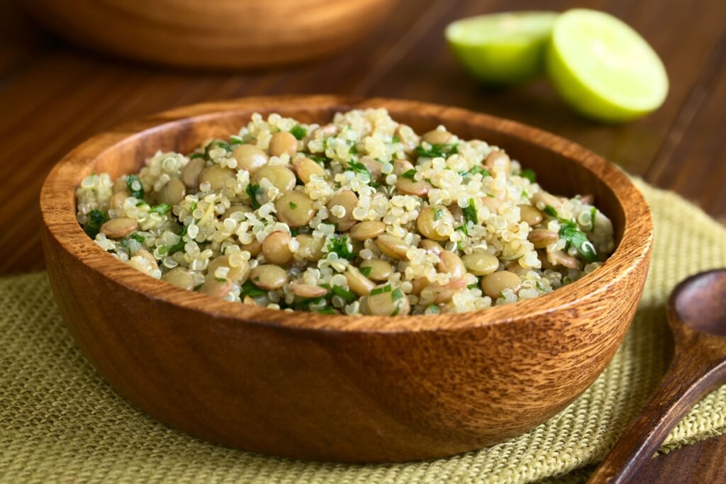 Salada morna de quinoa com lentilha (Imagem: Ildi Papp | Shutterstock)