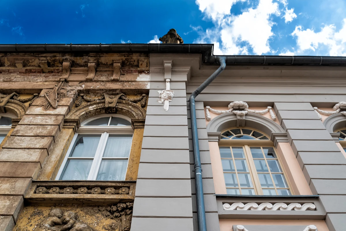 Prédio antigo ao lado de prédio novo