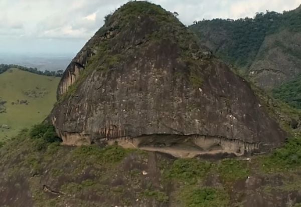 Topo da Pedra das Caveiras possui uma grande caverna 