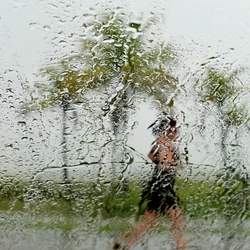 Alerta vale até sexta-feira (10) e prevê até 50 mm de chuva por dia, com ventos de 40 a 60 km/h, podendo causar alagamentos e queda de galhos