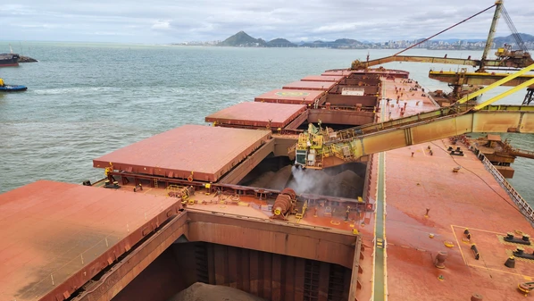 Visitamos o Porto de Tubarão, um dos maiores exportadores de minério de ferro e pelotas do Brasil, e conferimos de perto o embarque em um navio Valemax, o maior graneleiro do mundo