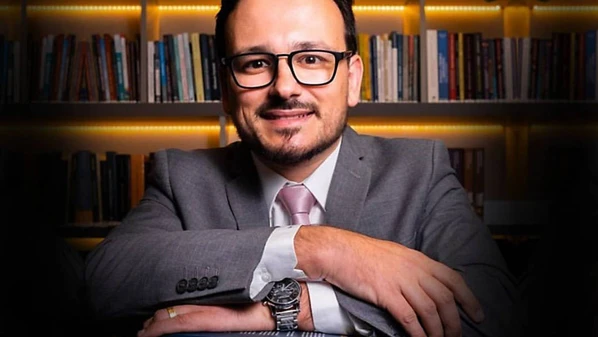 Conrado Paulino da Rosa é suspeito de estupro de vulnerável, violência psicológica e possíveis abusos facilitados pelo uso de substâncias químicas