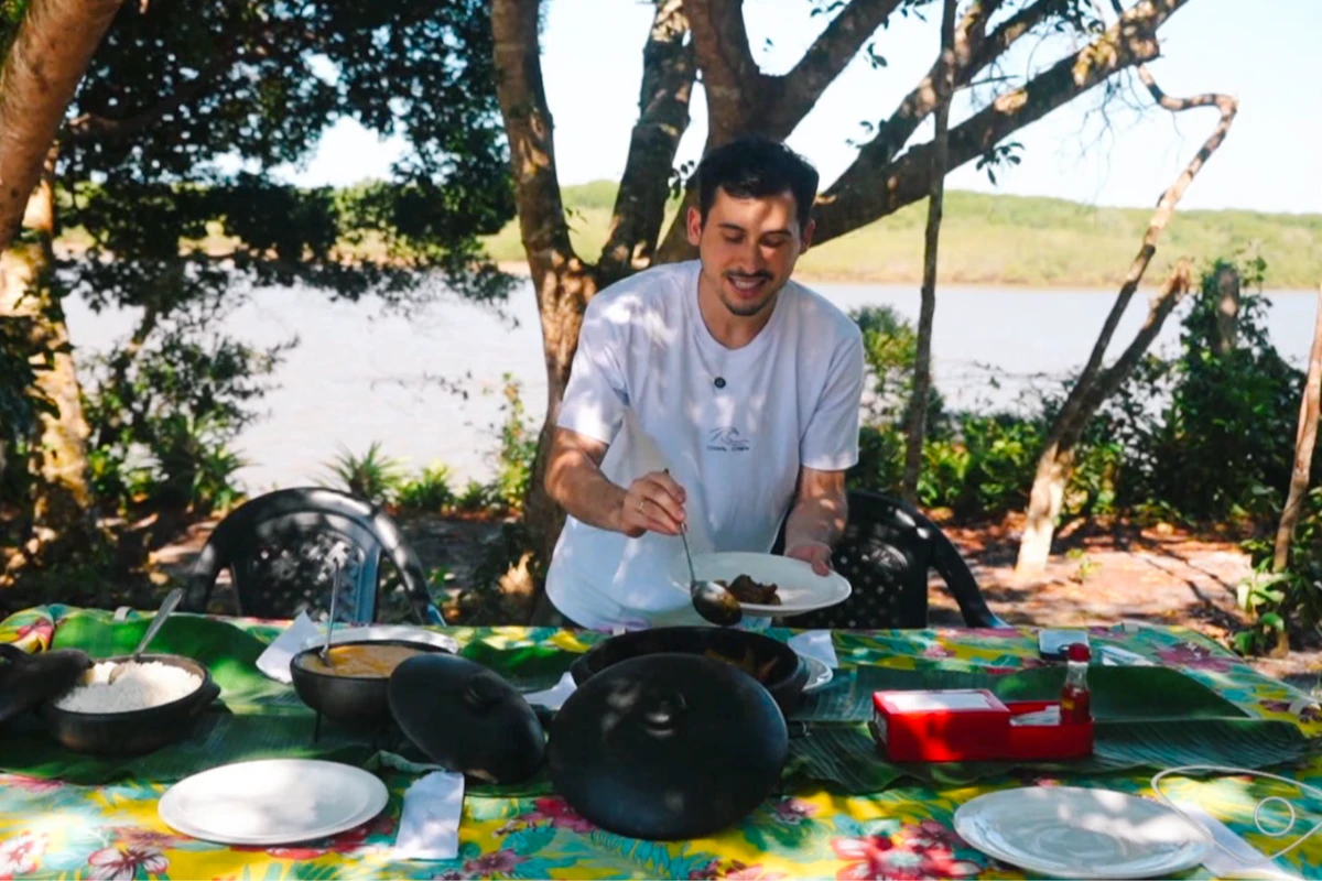 A galinha caipira do restaurante na beira do rio Cricaré é uma boa pedida