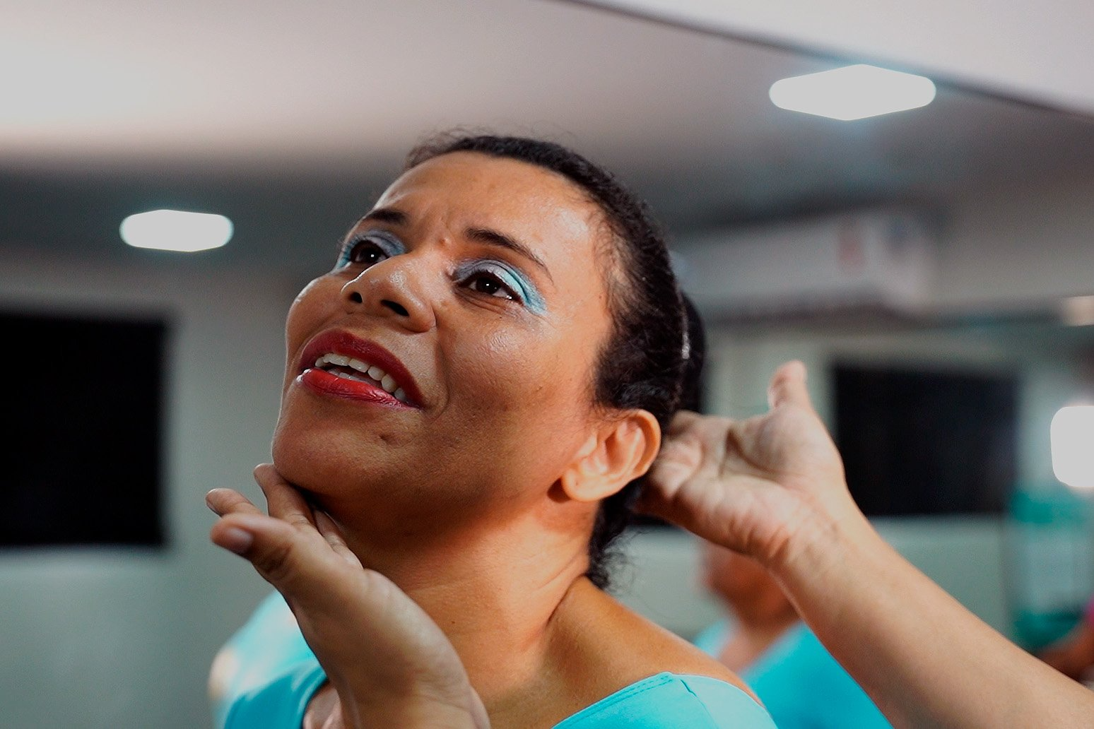 A cuidadora de crianças Ana Lúcia sendo auxiliada pela professora durante a aula. Crédito: Fernando Madeira