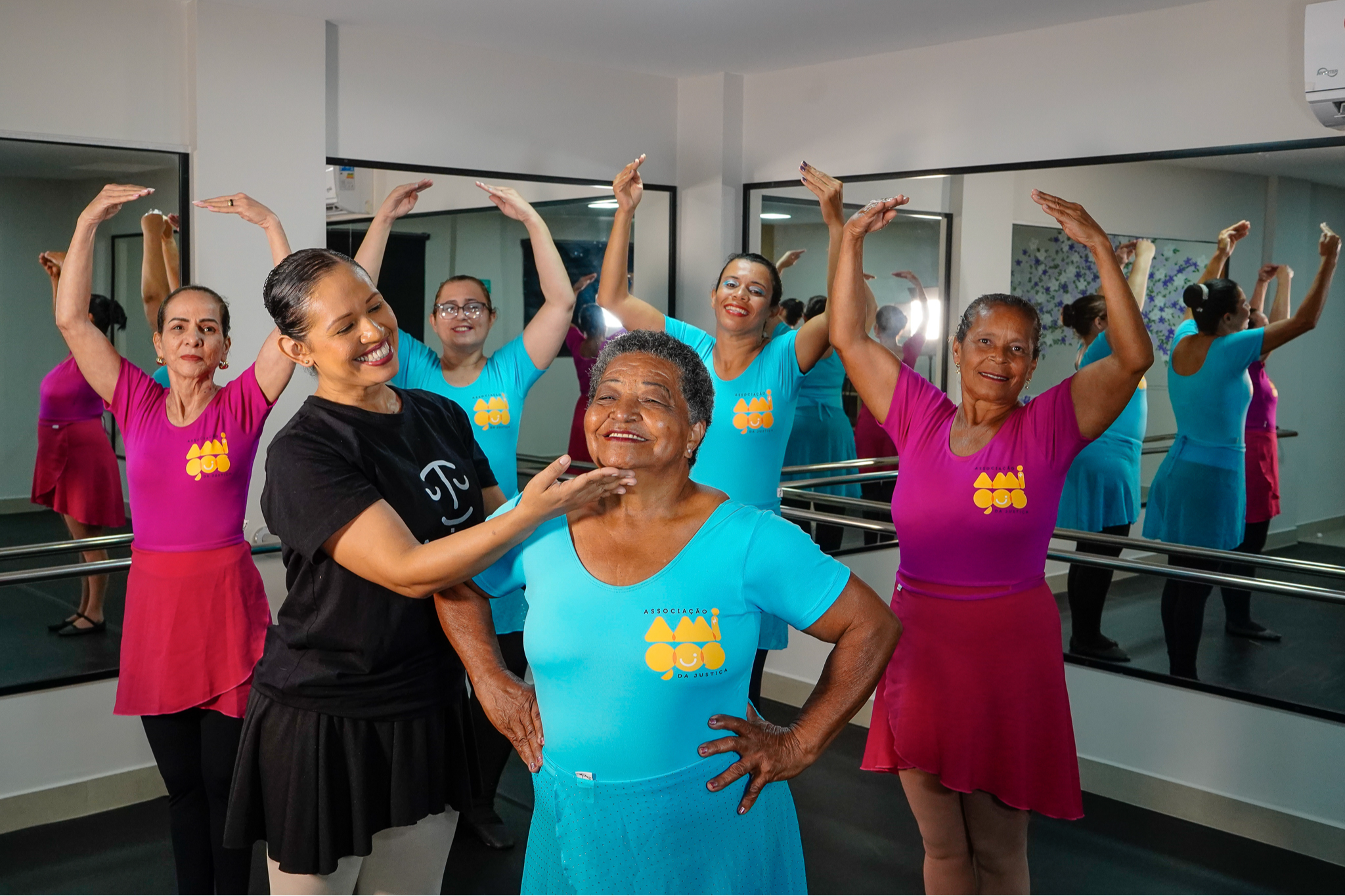 Mulheres praticam balé clássico por meio do projeto da Associação Amigos da Justiça