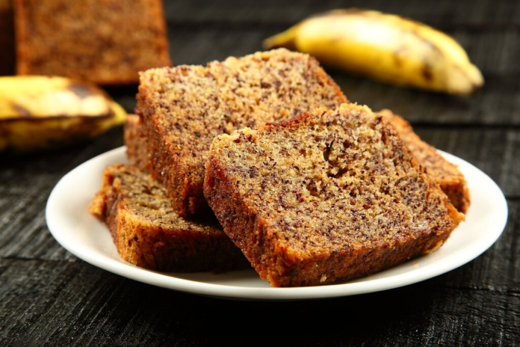 Bolo de banana fit com canela (Imagem: SAM THOMAS A | Shutterstock)