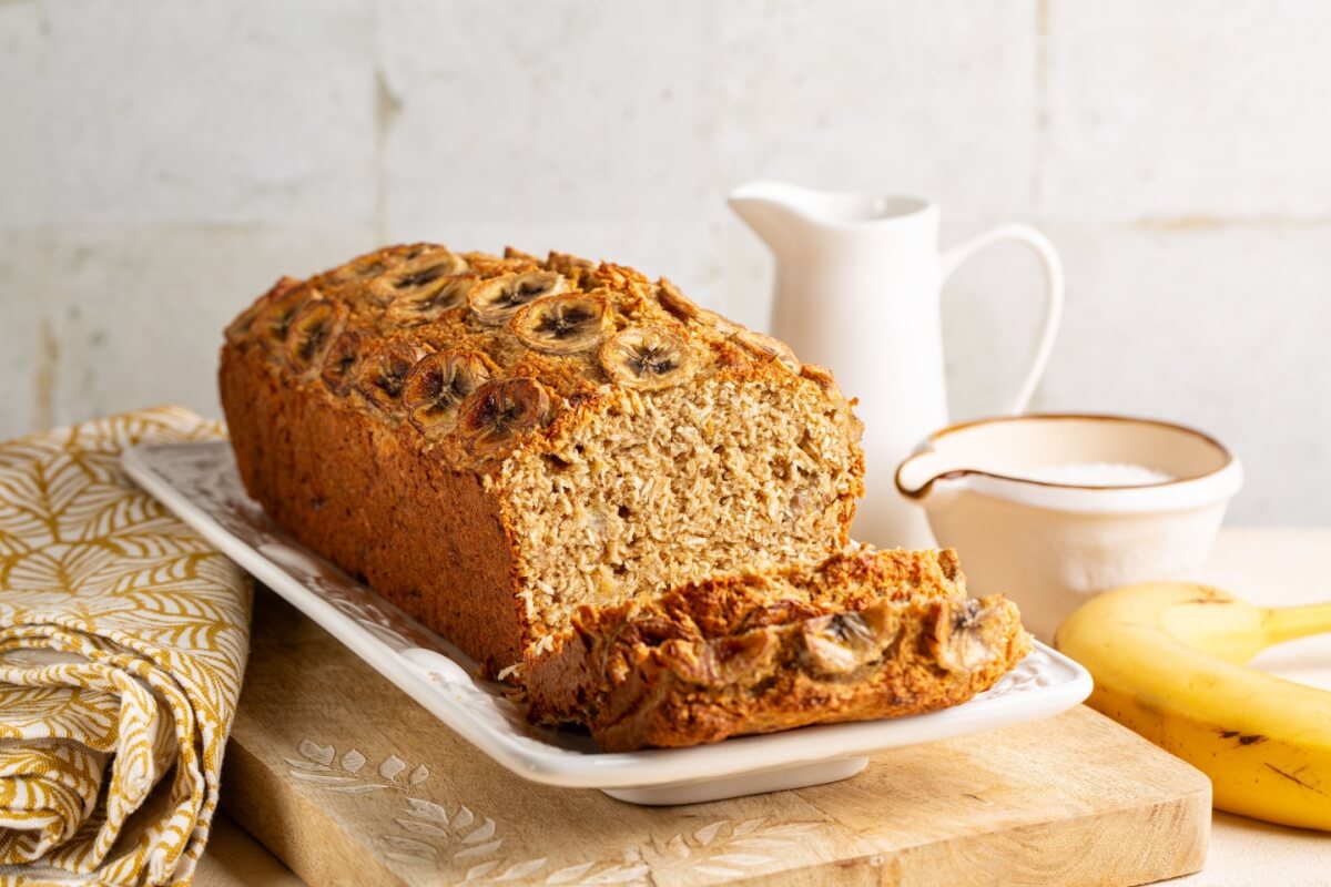 Bolo de banana fit com mel (Imagem: Olga Bombologna | Shutterstock)