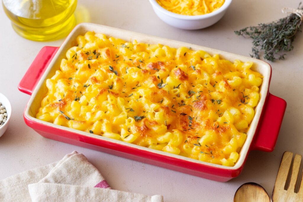 Mac and cheese de forno (Imagem: Vladislav Chusov | Shutterstock) 