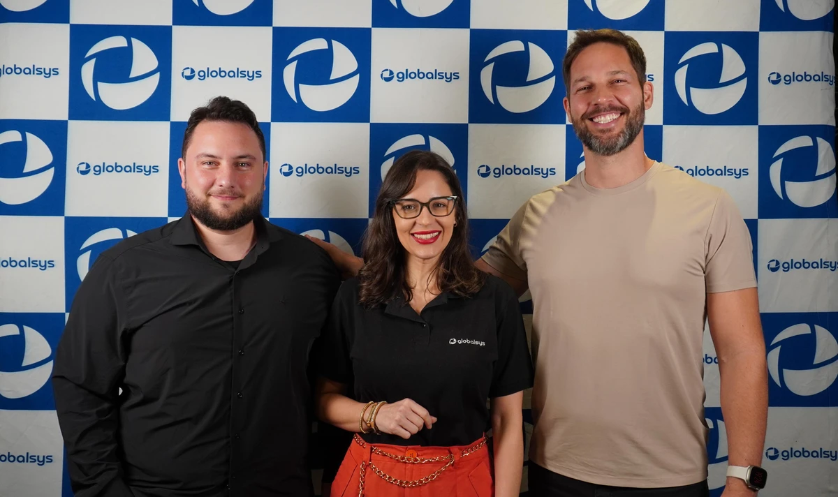 Eduardo Glazar, CSO da Globalsys; Isabela Fernandes, Diretora de Relacionamento da Globalsys; e Gustavo Maierá, IA Latam Manager na Oracle, no Globalday realizado na CDL, em Vila Velha