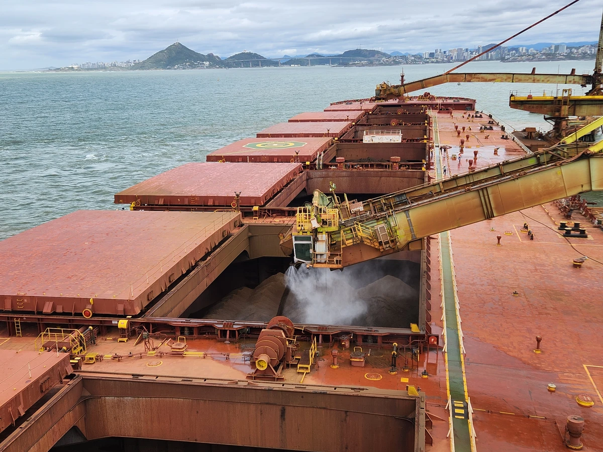 Embarque de minério no navio do tipo Valemax