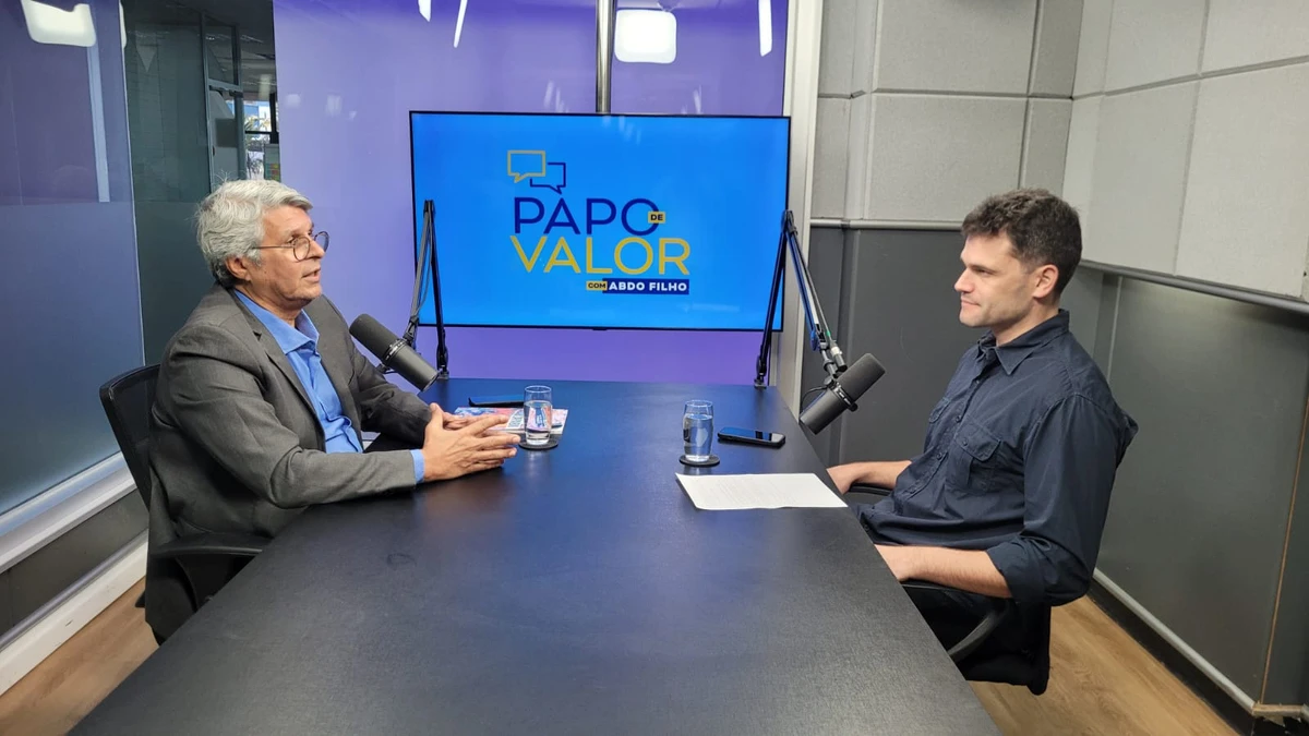 O economista Alberto Borges (à esquerda), dá entrevista para Abdo Filho no videocast Papo de Valor