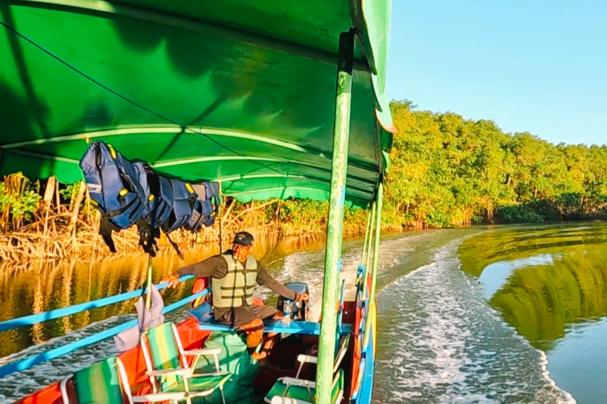 O passeio de barco do Roberto Cairu em Conceição da Barra