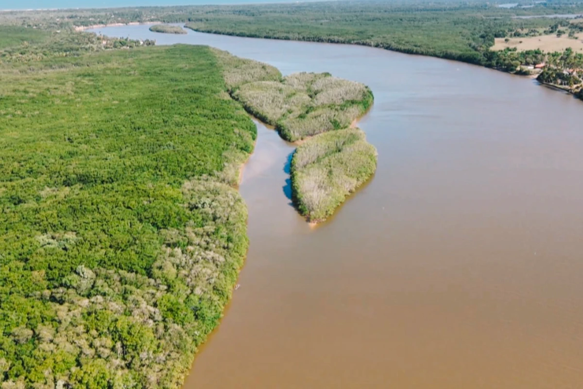 O restaurante na beira do rio Cricaré é um charme em Conceição da Barra