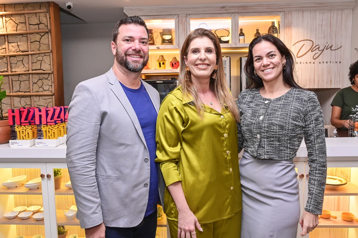 Tatiana Puppim entre Vinicius e Júlia Coutinho