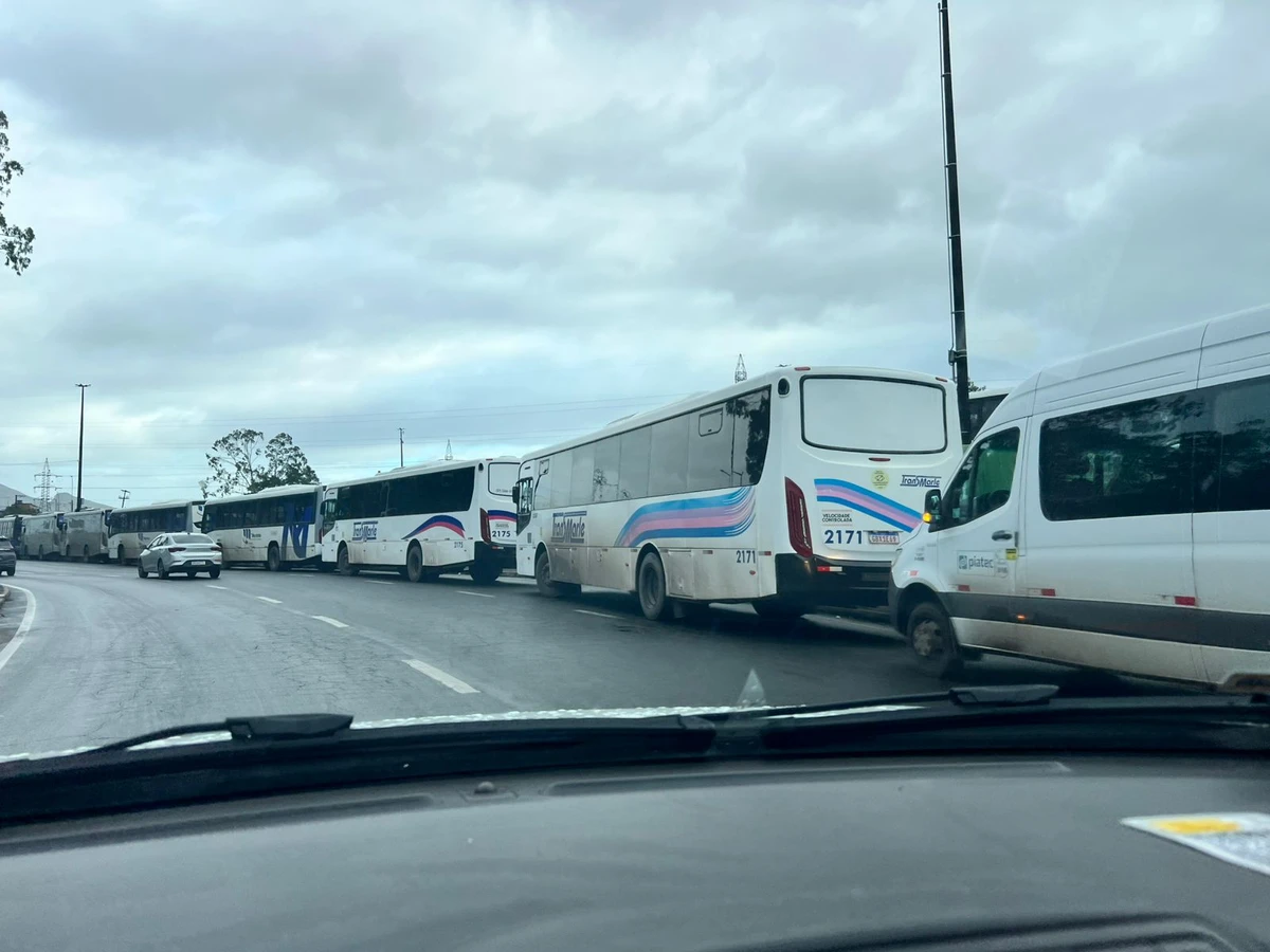 Trânsito complicado na avenida Norte Sul, em Carapina, na Serra